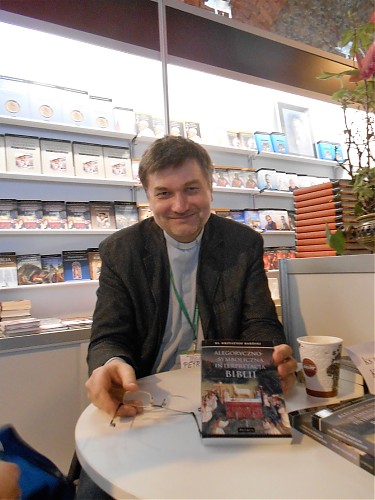 Ks. prof. Krzysztof Bardski na targach książki w Warszawie