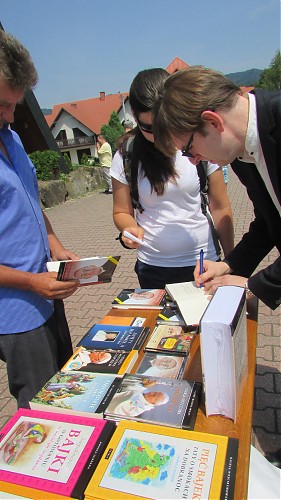 Radosna parafia w Maniowach i anegdoty z książek Wydawnictwa PETRUS