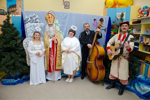 Św. Mikołaj i jego orszak ”Sine Nomine” w Przedszkolu w Koźmicach Wielkich