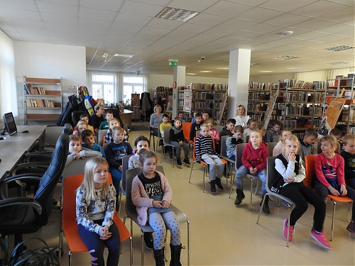 Wokół książki ”Proszę, przepraszam, dziękuję”. Spotkanie Luizy Borkowska - Ziółkowskiej z dziećmi.