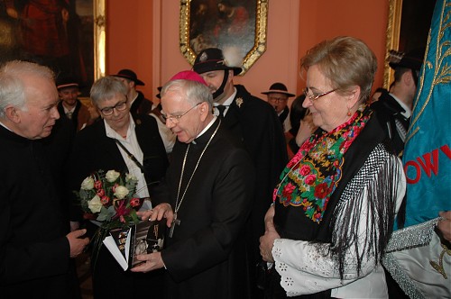 Pierwszy egz. książki ”Z nurtu wspomnień o Janie Pawle II” u abp. Marka Jędraszewskiego